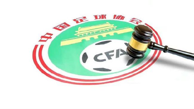 最后，去往弗罗斯特纳斯教堂的路上，一辆装载着大型工业集装箱的货车穿越了暗淡荒凉的城郊马路，在托马斯和玛尔塔面前呼啸而过。